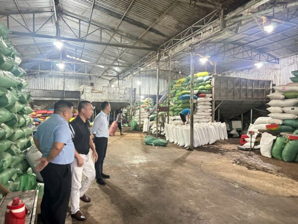 Cổ đông cùng nhà đầu tư thăm quan kho hàng